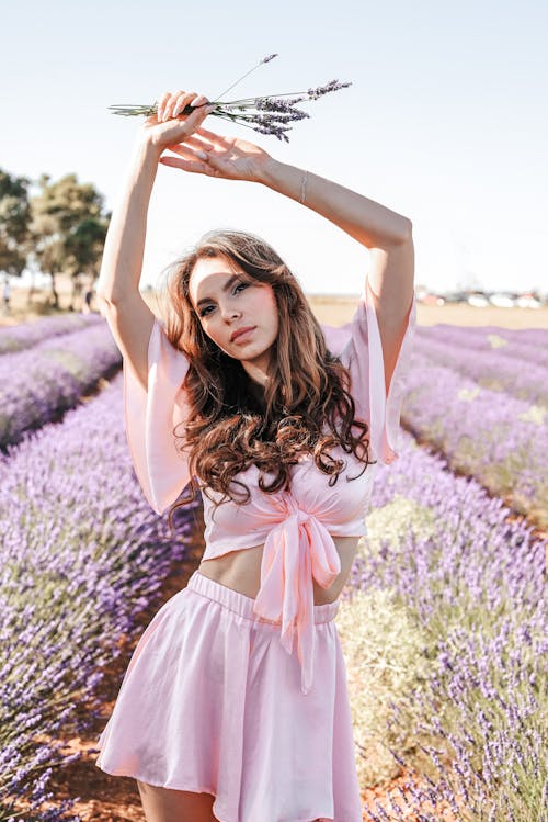 Kostenloses Stock Foto zu arme nach oben, außerorts, blumen