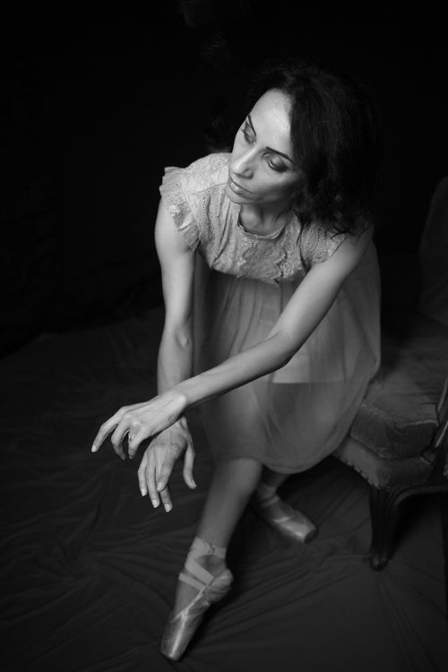 Free Artistic black and white portrait of a woman in ballet pose, showcasing elegance and poise. Stock Photo