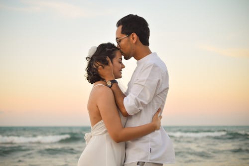 Foto profissional grátis de abraçando, amor, beijando