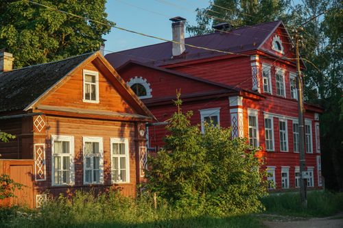 Free Beautiful wooden houses in rural Novgorod, Russia, showcasing traditional architecture amidst lush greenery. Stock Photo