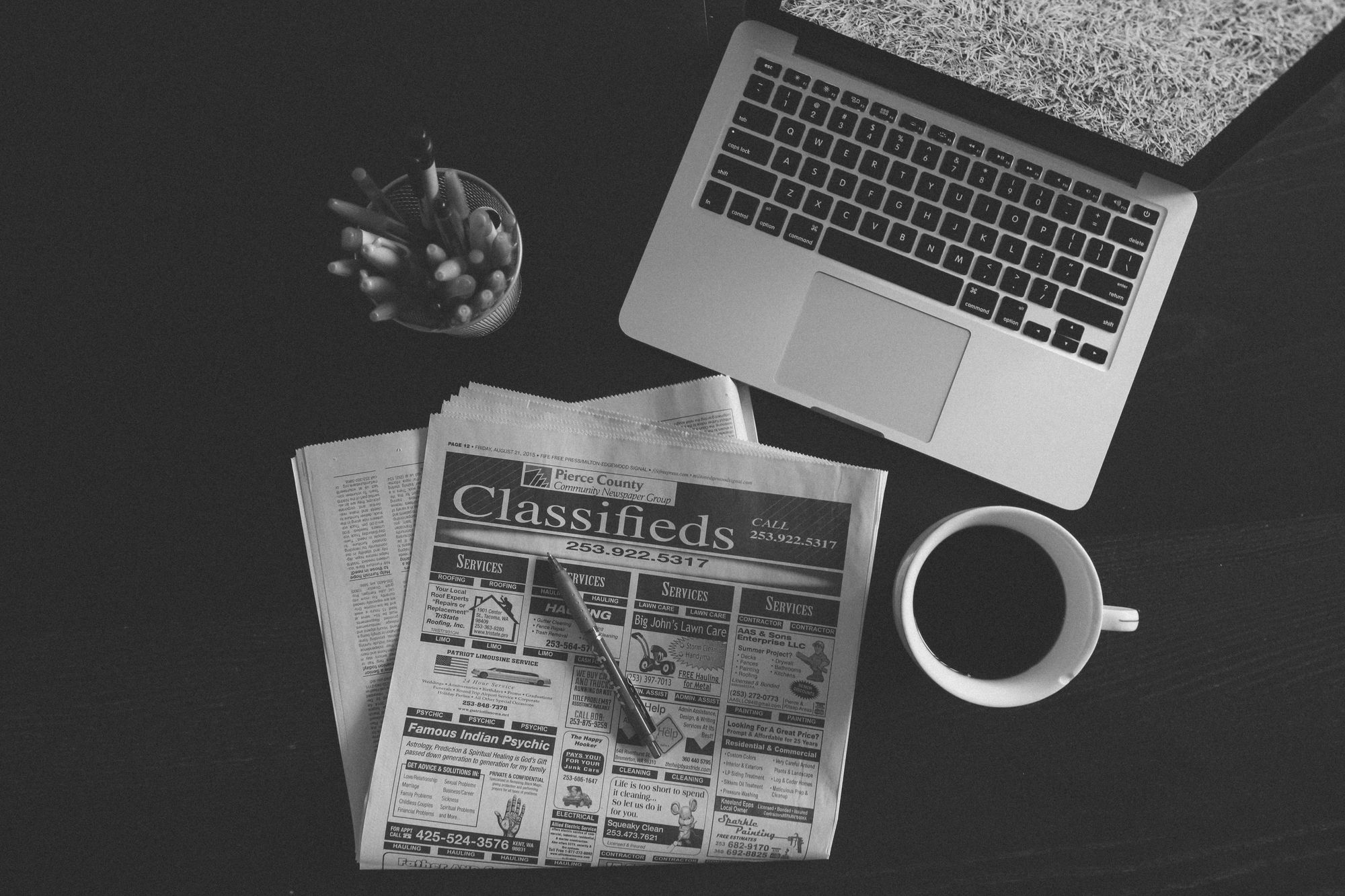 Página de avisos clasificados de un periódico impreso vista de cerca