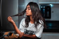 现代厨房里，一位长发女子正对着葡萄酒沉思的肖像