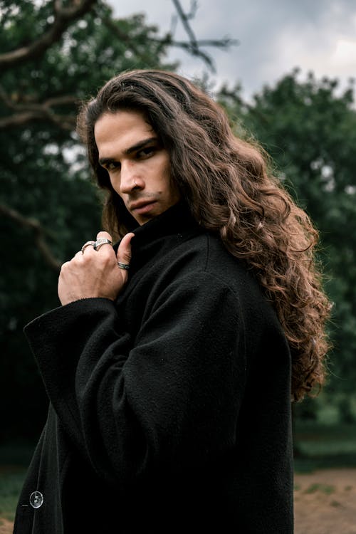 Foto d'estoc gratuïta de abric negre, cabells castanys, cabells llargs
