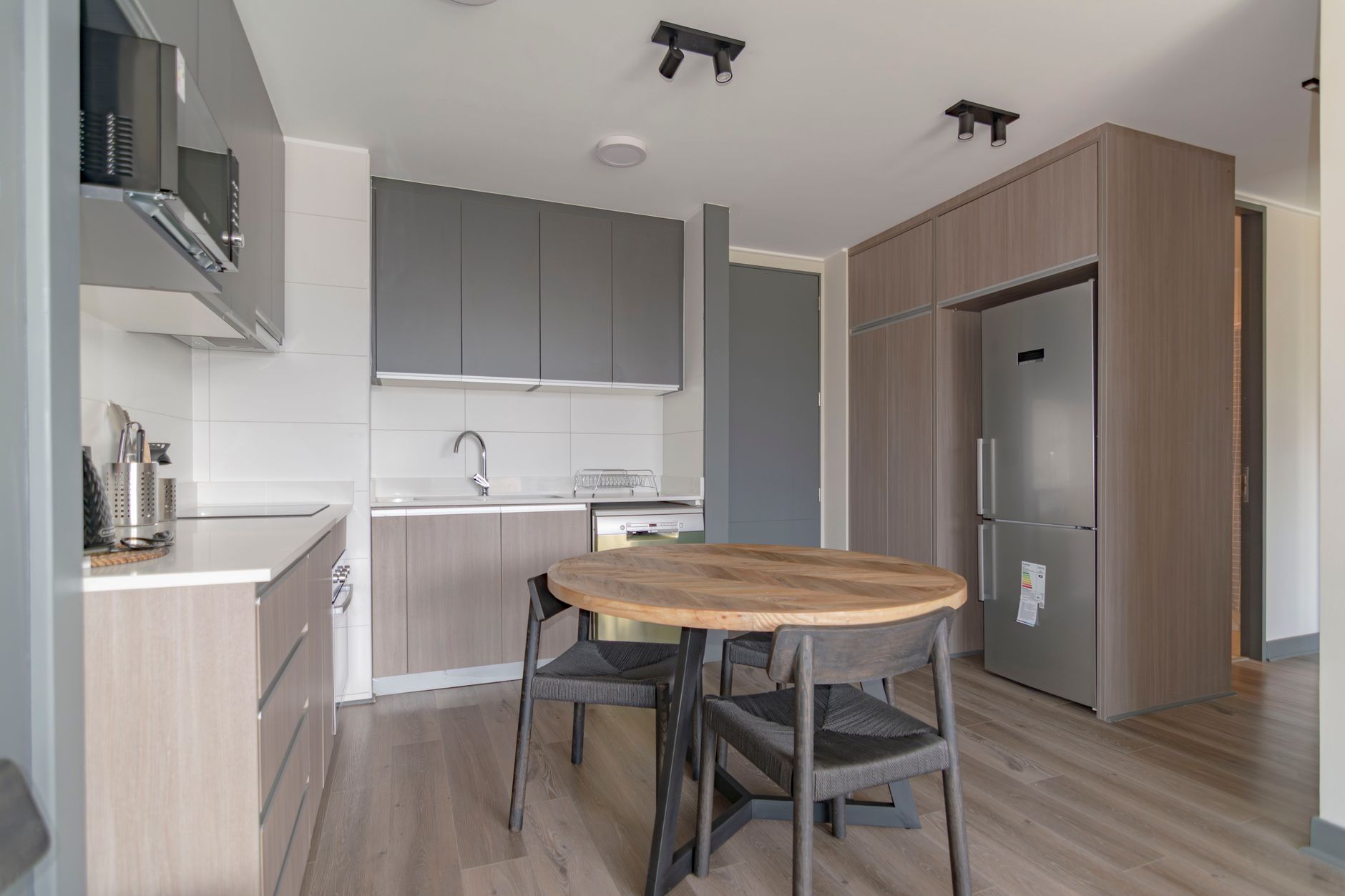 Amenajare open space: cum împarți zona de living de cea de dining