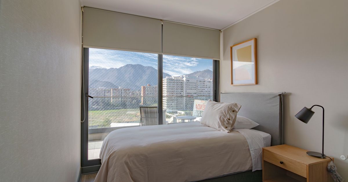 Interior de vivienda reformada con luz natural y acabados modernos