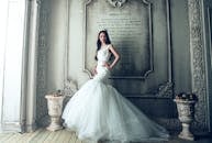 新娘身着优雅婚纱，在华丽的复古内饰中摆出令人惊叹的姿势
