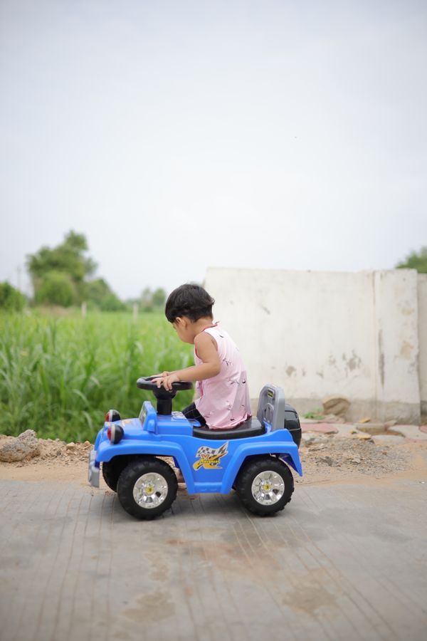 Bé trai vui vẻ lái xe đồ chơi — Ảnh: SHAAN PHOTO CINEMA trên Pexels