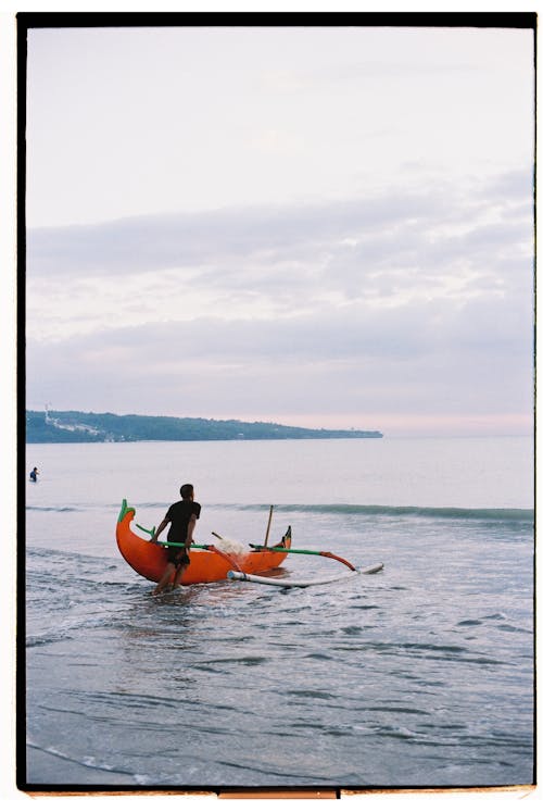 Бесплатное стоковое фото с polaroid, вертикальный выстрел, вид сзади