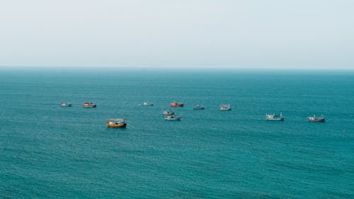 Foto profissional grátis de água, barco, beira-mar