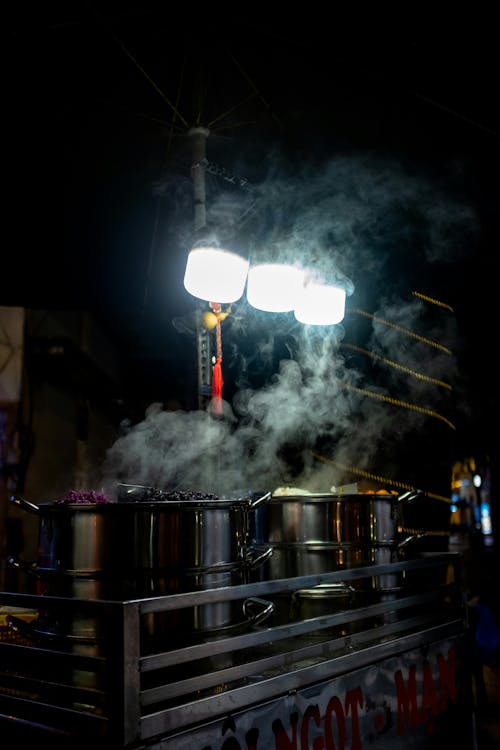 Foto profissional grátis de alimentos, barraca de arroz pegajoso, cidade à noite