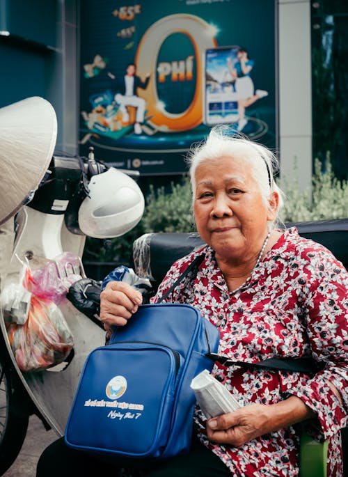 Free Old lady selling lottery ticket Stock Photo