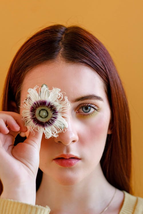 Mujer Sosteniendo Flor