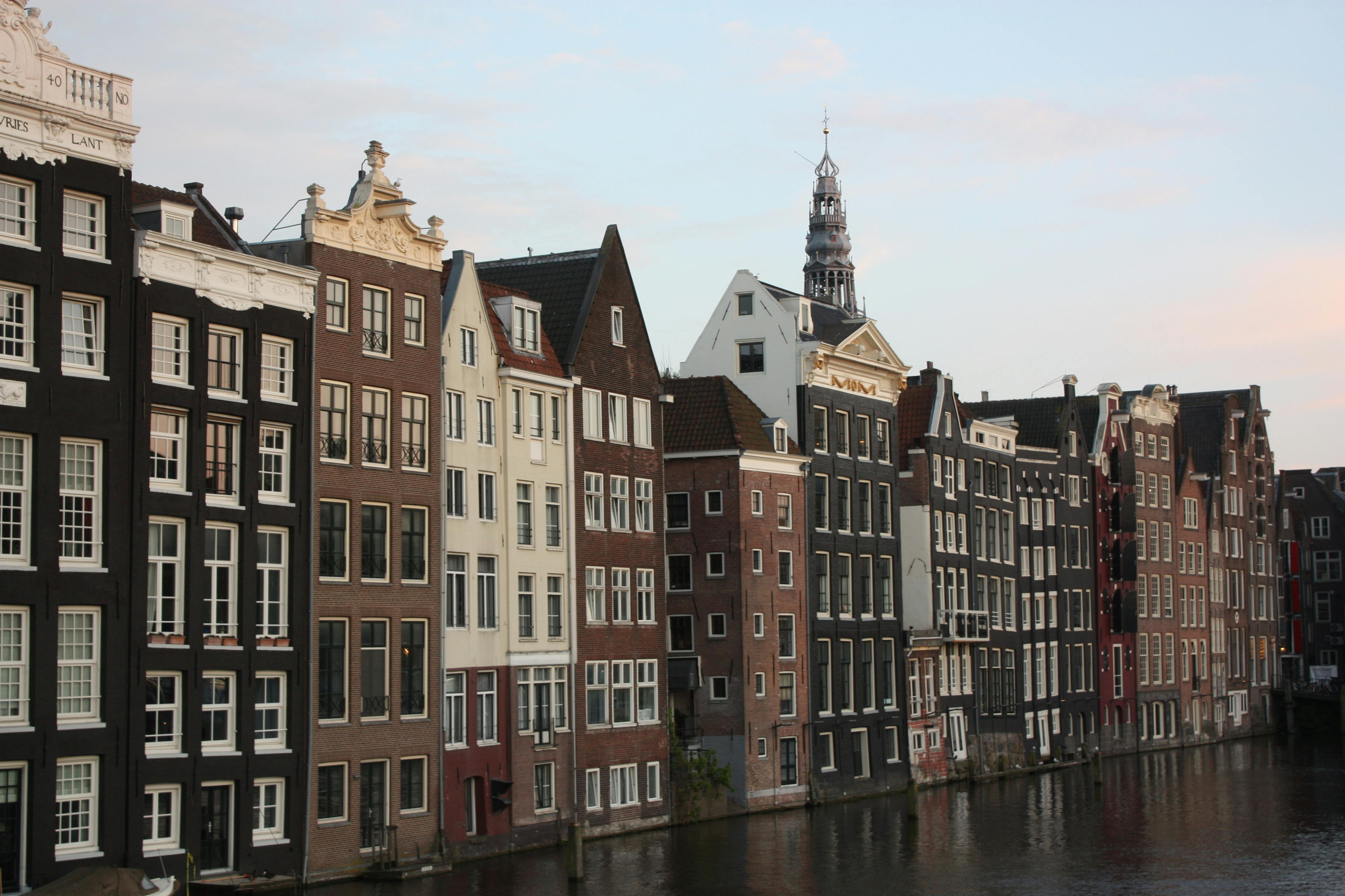 Amsterdam pour une première fois : canaux, tables et rythme de la ville