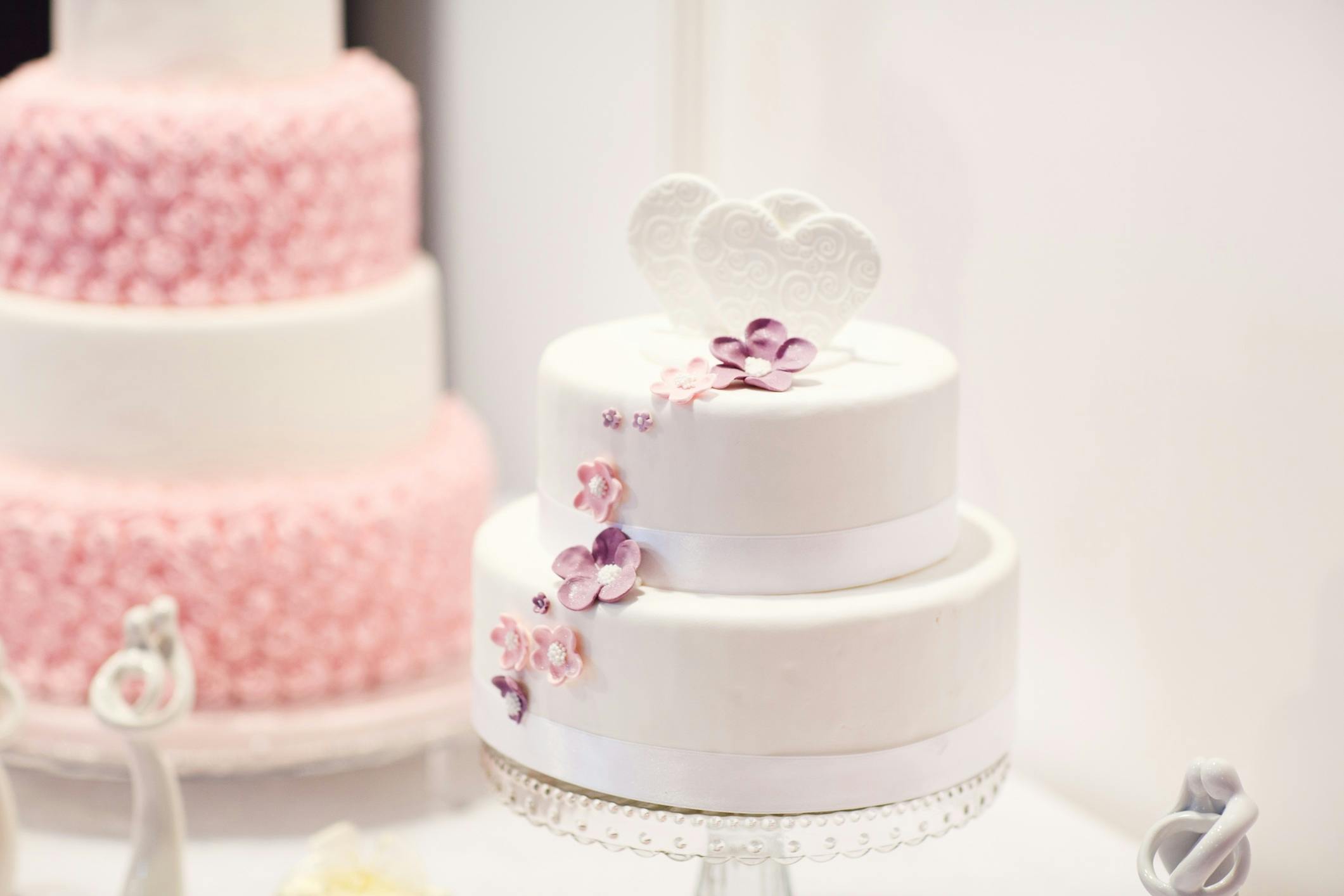 Silver Wedding Cake Stock Photo - Download Image Now - 25th Wedding  Anniversary, Cake, Anniversary - iStock