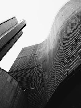 现代摩天大楼黑白曲线的独特视角