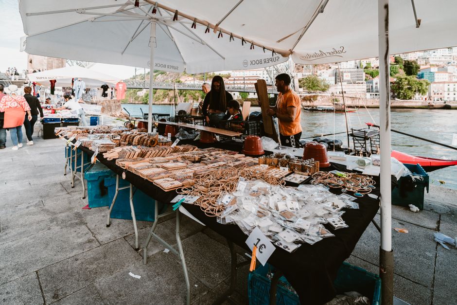 The bustling atmosphere of <span class="notranslate"><em>Bolhão</em></span> market in Porto, filled with fresh produce and vibrant colors.