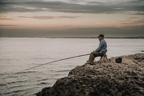 adam, balık, balıkçı içeren Ücretsiz stok fotoğraf