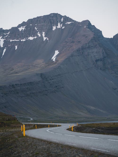 Route En Béton Avec Montagne à Distance