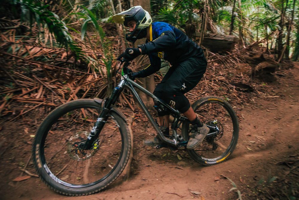 VTT enduro sur sentier naturel