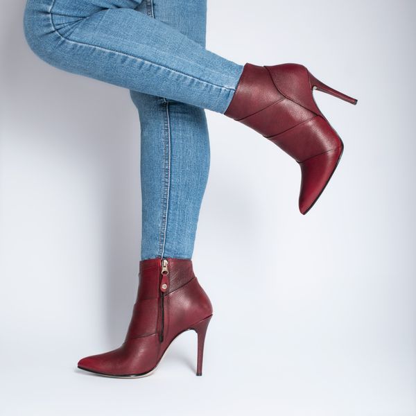 Woman in skinny jeans with ankle boots