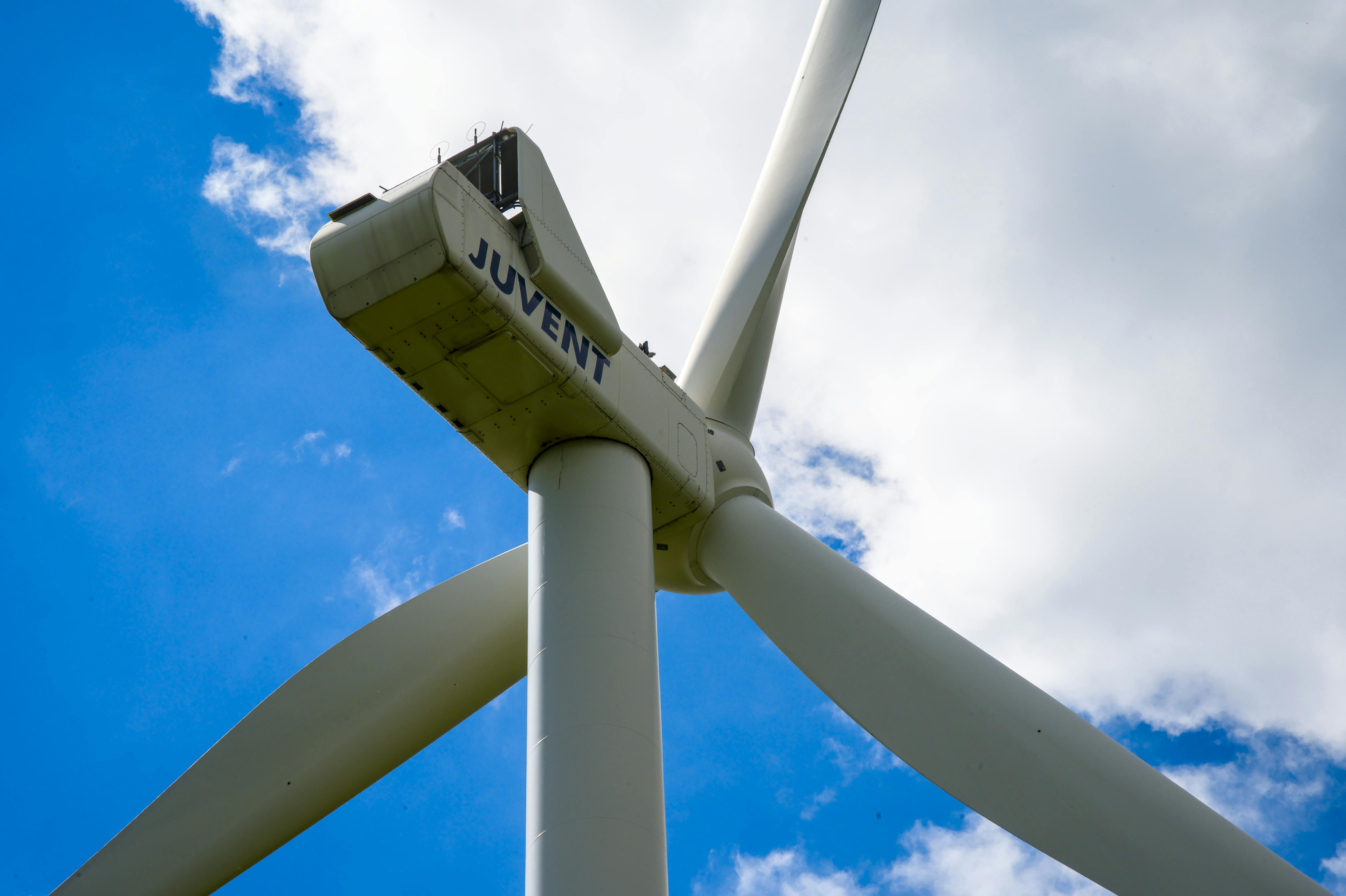 2019 Wind Energy Data &amp; Technology Trends — Photo by Jean-Paul Wettstein on Pexels
