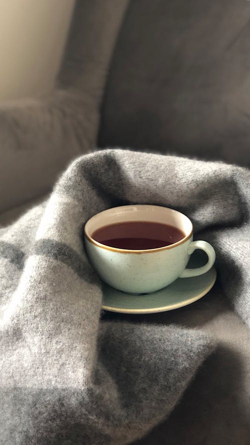 Tasse En Céramique Blanche Sur Soucoupe