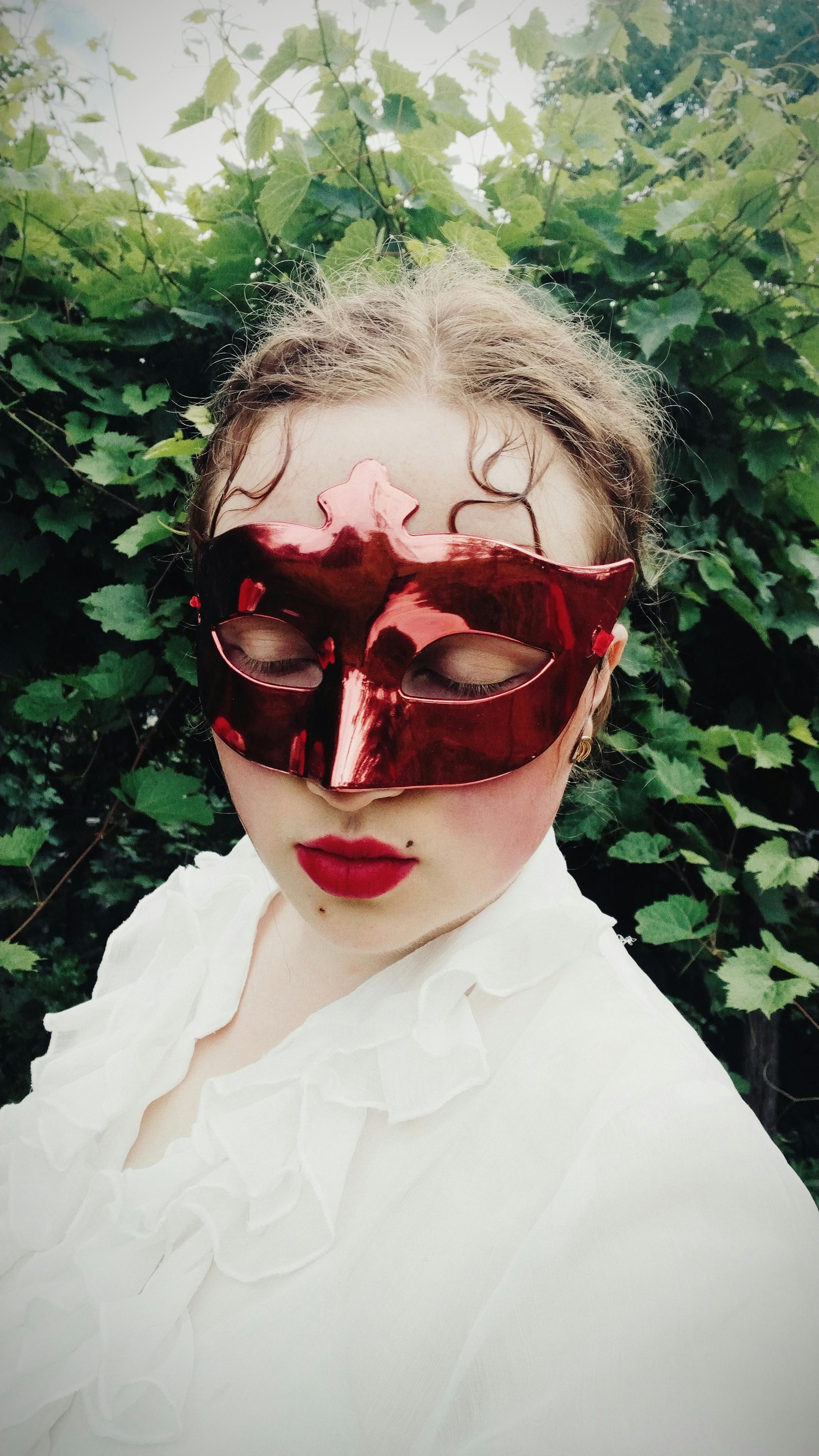 Ücretsiz Karnaval Maskesi Ve Kırmızı Ruj Takmış Kadın Stok Fotoğraflar