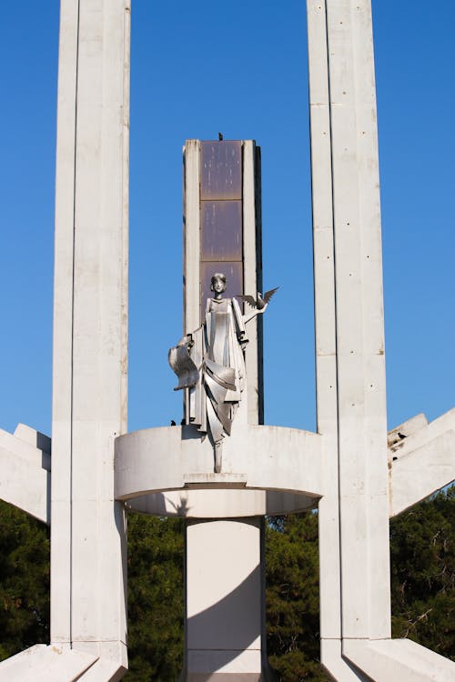 A statue of a man on top of a pillar