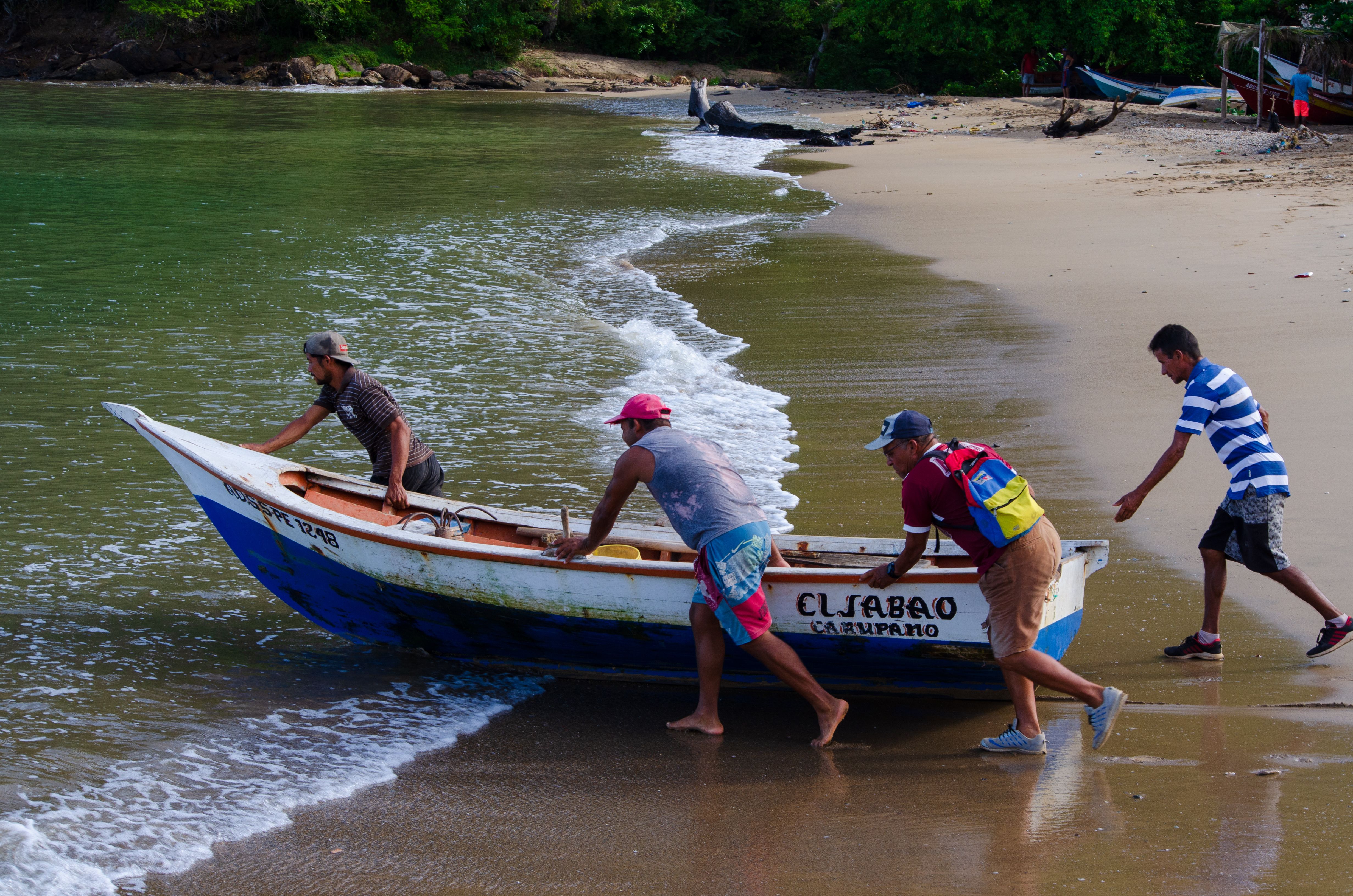 ¡Milagro en La Guaira! Rescatan con vida a cuatro personas atrapadas entre los escombros de la OPP Caribe