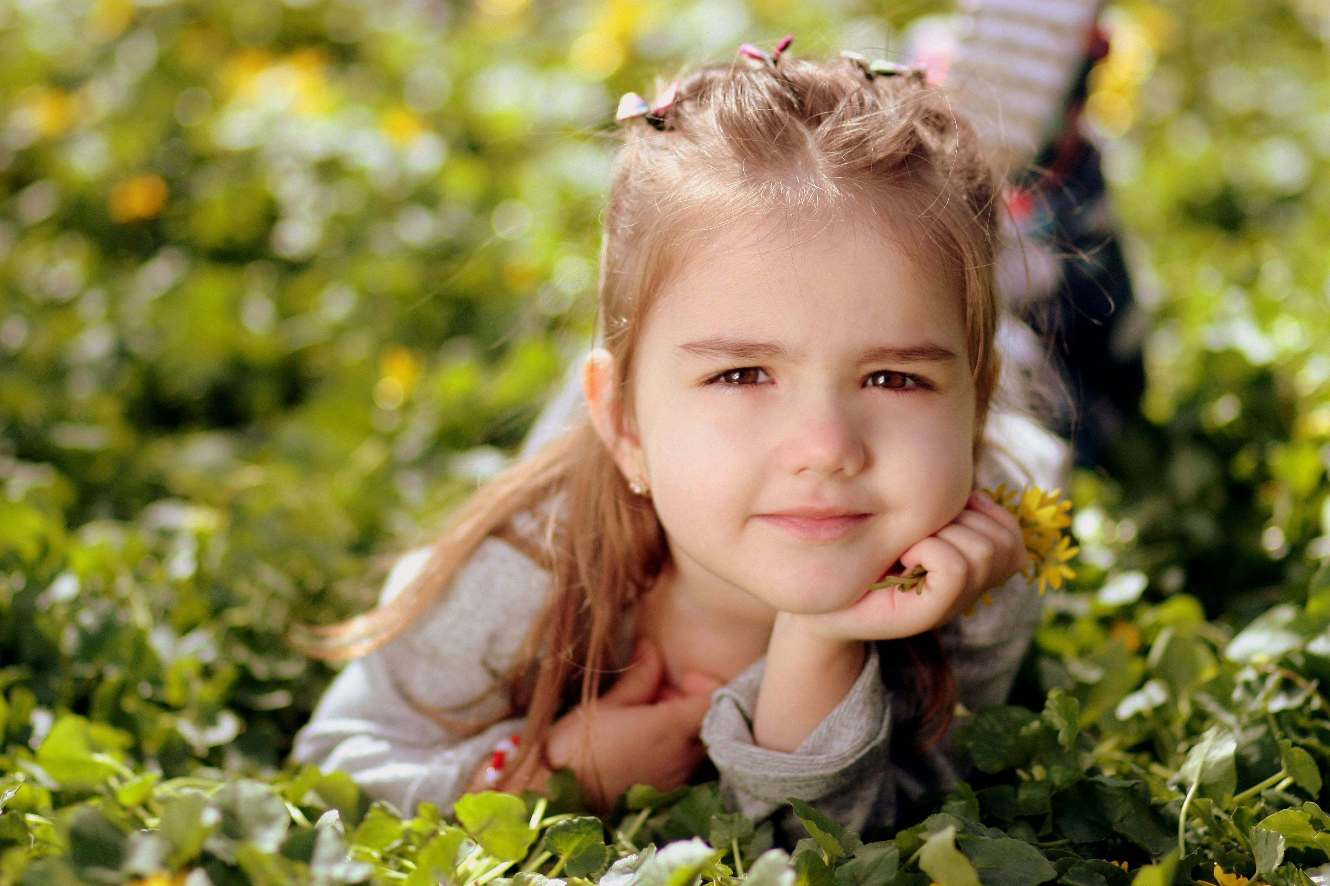 Girl lying on the grass. | Photo: Pexels