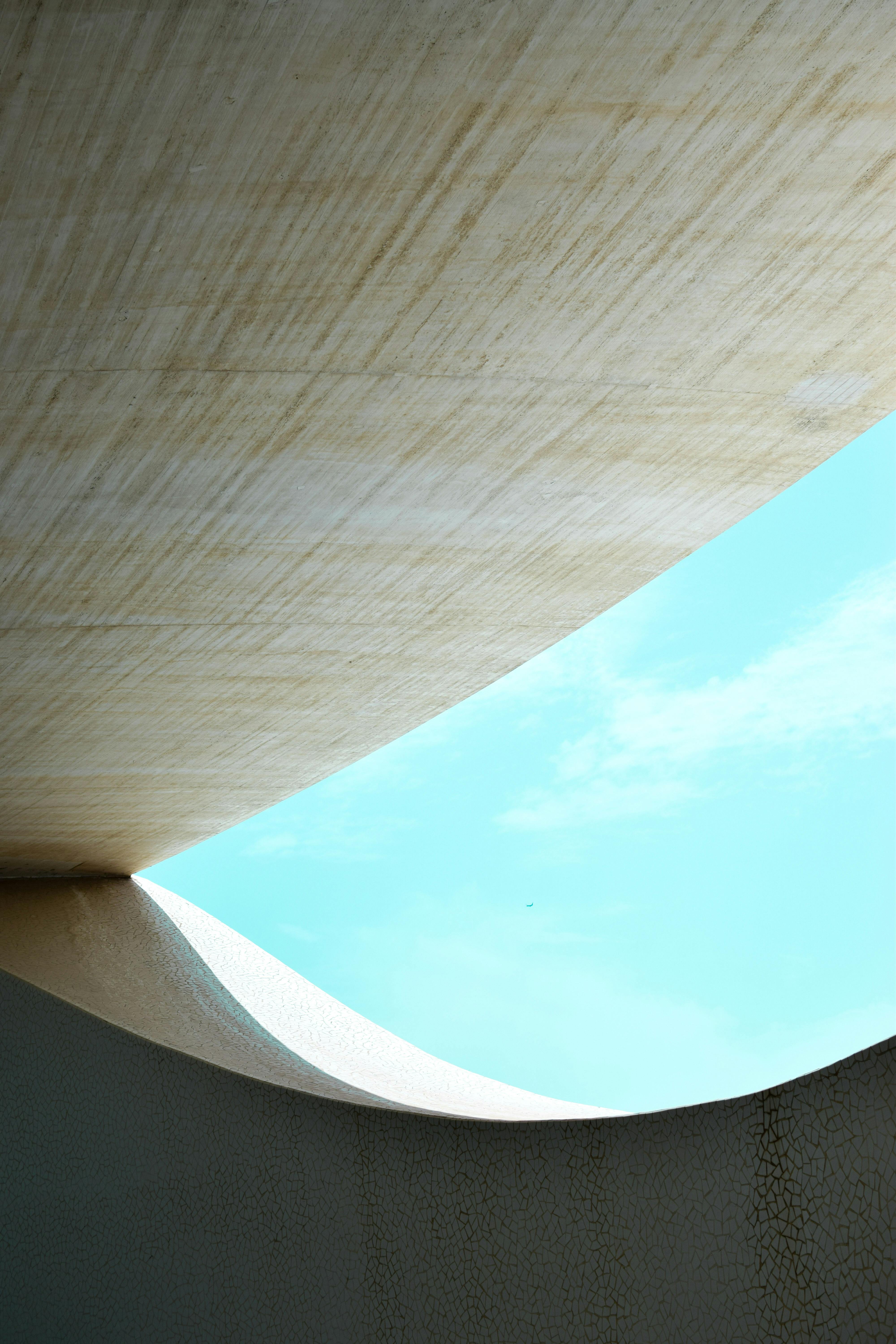 在西班牙瓦伦西亚拍摄的抽象建筑细节，展现了现代设计