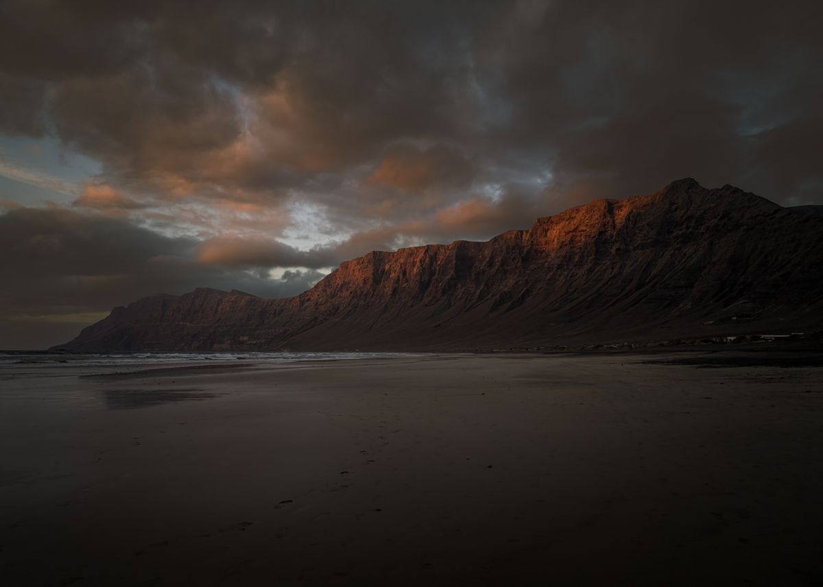 Unde te cazezi în Lanzarote - falezele Famara la apus