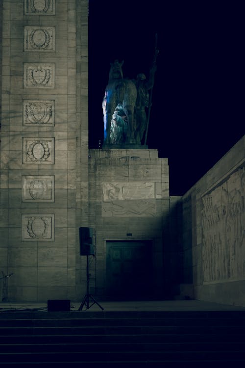 A statue of a man standing in front of a building