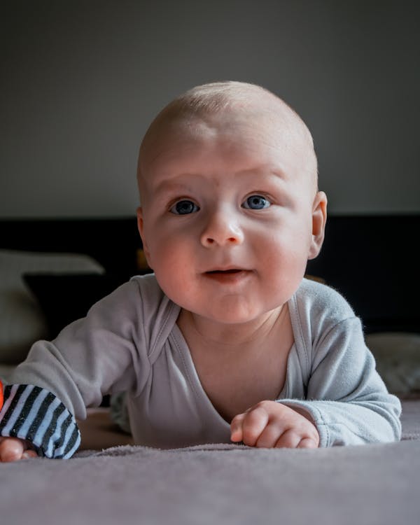 Gratis stockfoto met baby, baby'tje, binnen