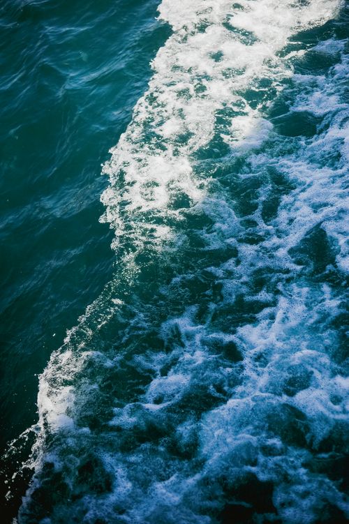 Free A stunning aerial view of vibrant turquoise ocean waves creating a mesmerizing seascape. Stock Photo