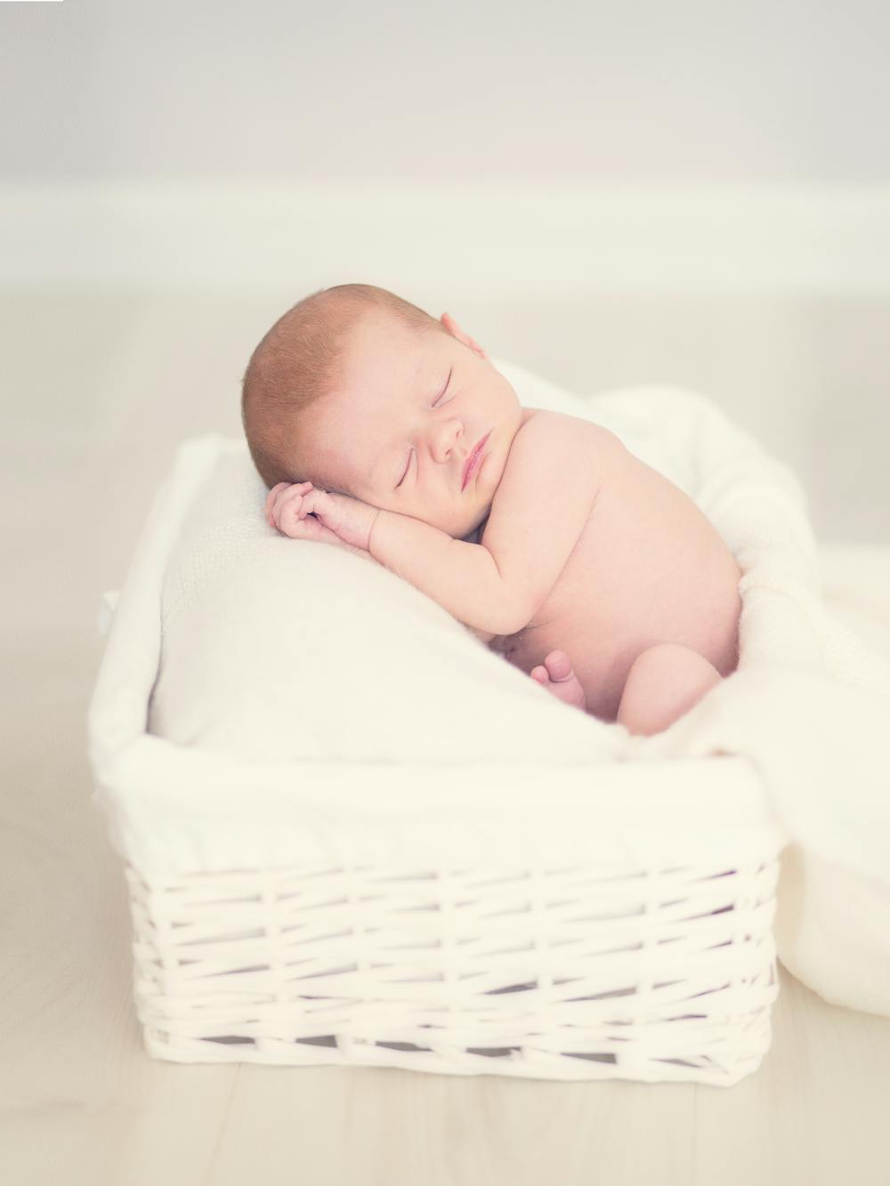 Schlafendes Baby im Korb - Quelle: Pexels
