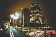 充满活力的城市夜色以现代摩天大楼和照明桥梁为特色，交通灯的运动模糊也增添了独特景致