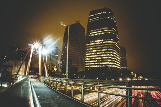 充满活力的城市夜色以现代摩天大楼和照明桥梁为特色，交通灯的运动模糊也增添了独特景致