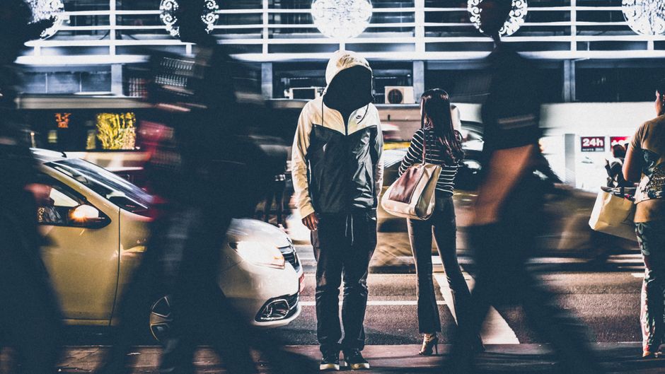Đám đông người băng qua đường trong thành phố