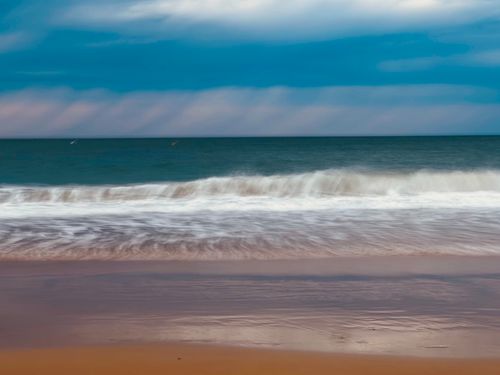 Free A tranquil view of waves gently crashing on Mooloolaba Beach, Queensland, Australia. Stock Photo
