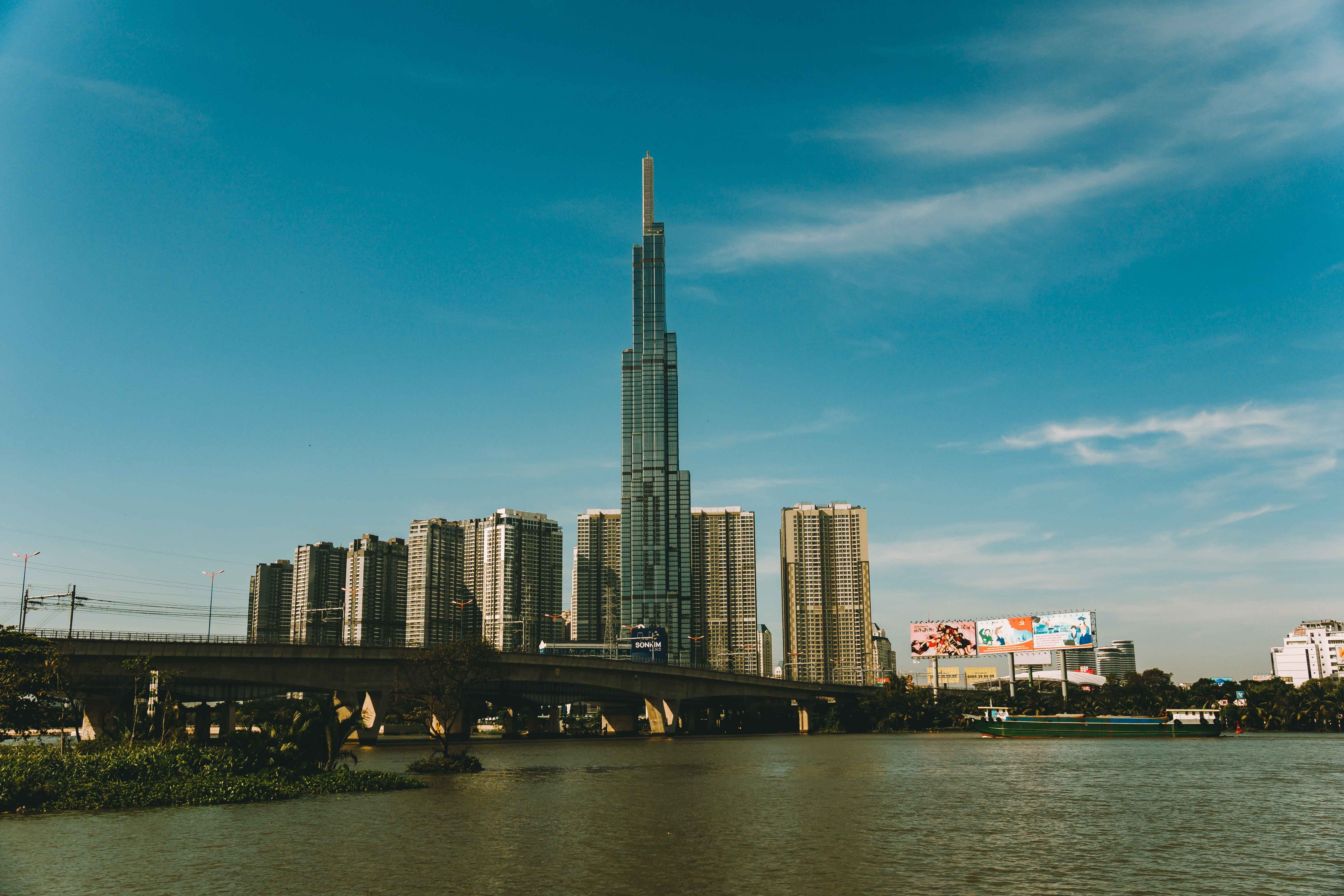A view of a city skyline with a tall building · Free Stock Photo