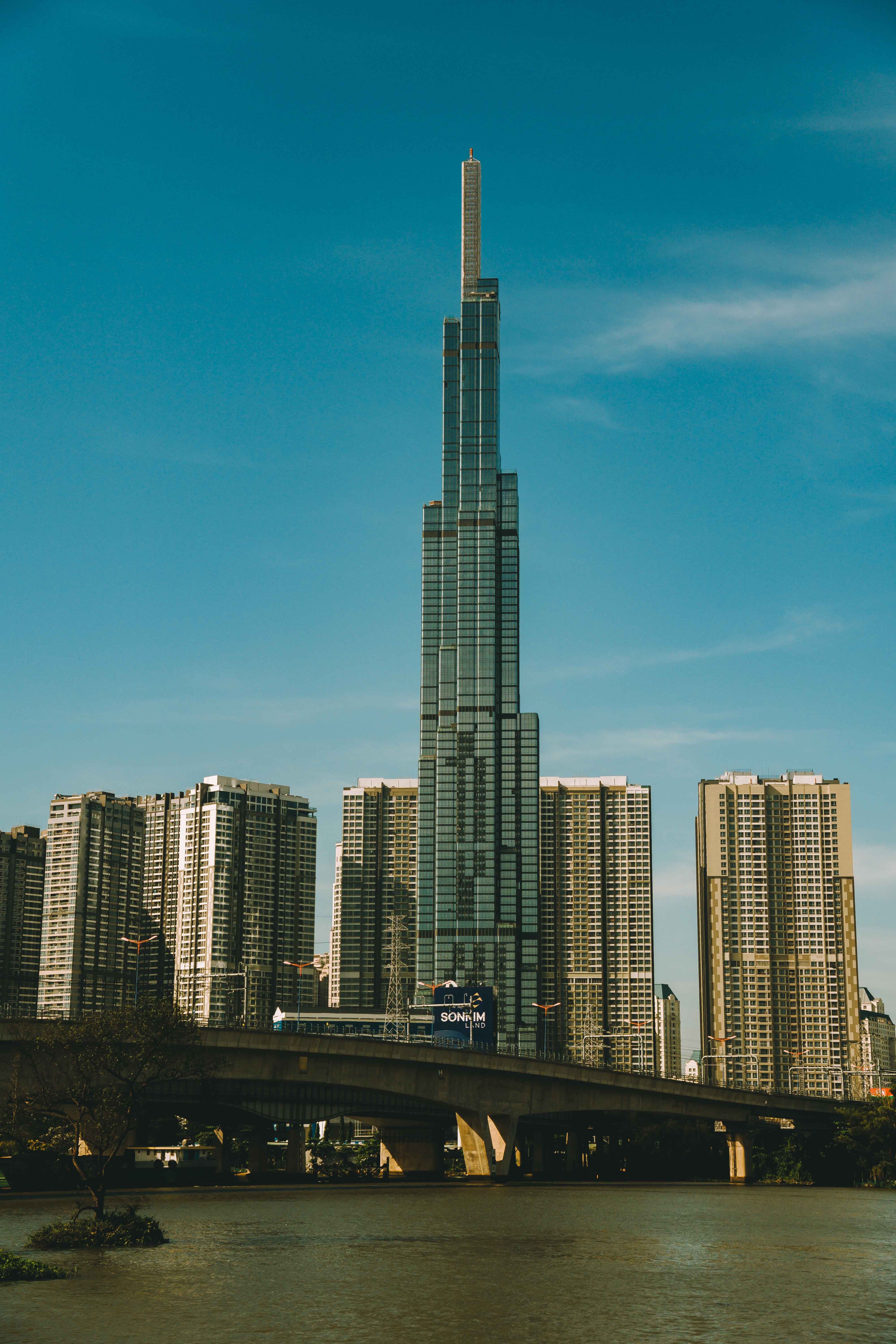 A view of a city skyline with a tall building · Free Stock Photo