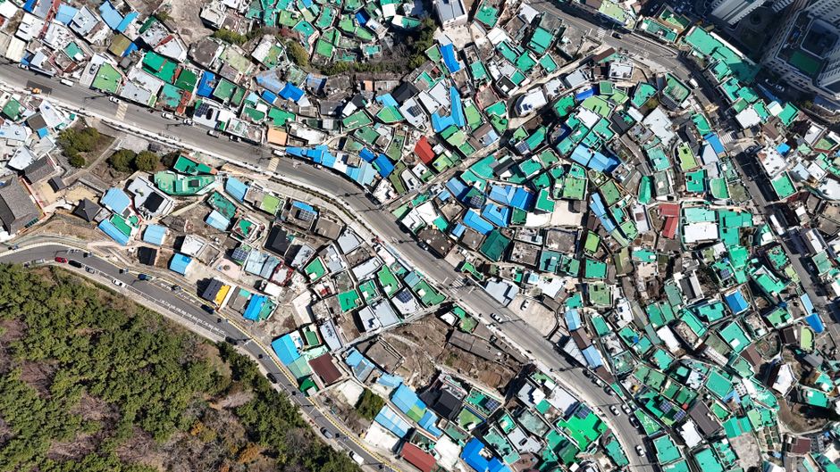 カラフルな丘の上の秘密!釜山の「甘川文化村」🌈🏙️