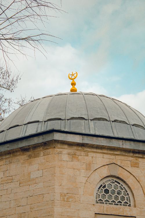 Free Capture of a mosque dome with ornate details in Bursa, Türkiye, showcasing Islamic architecture. Stock Photo