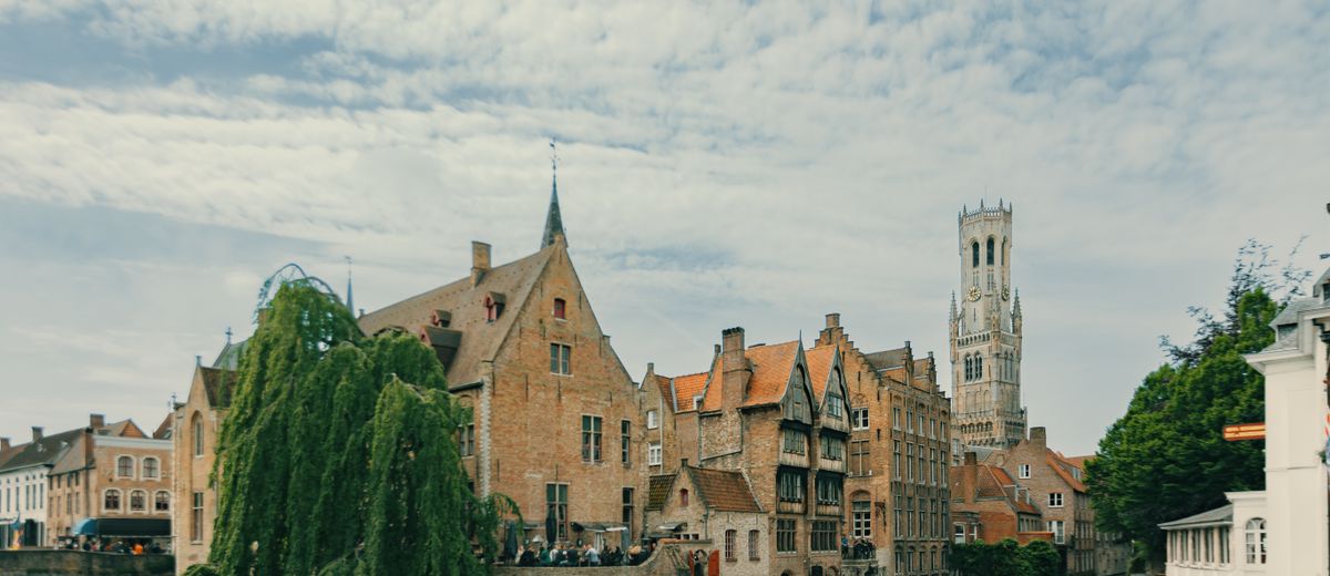 Un canal de Brujas con el campanario al fondo