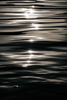 Dramatisches Wasser & Nahaufnahme – Dunkles AMOLED Wallpaper
