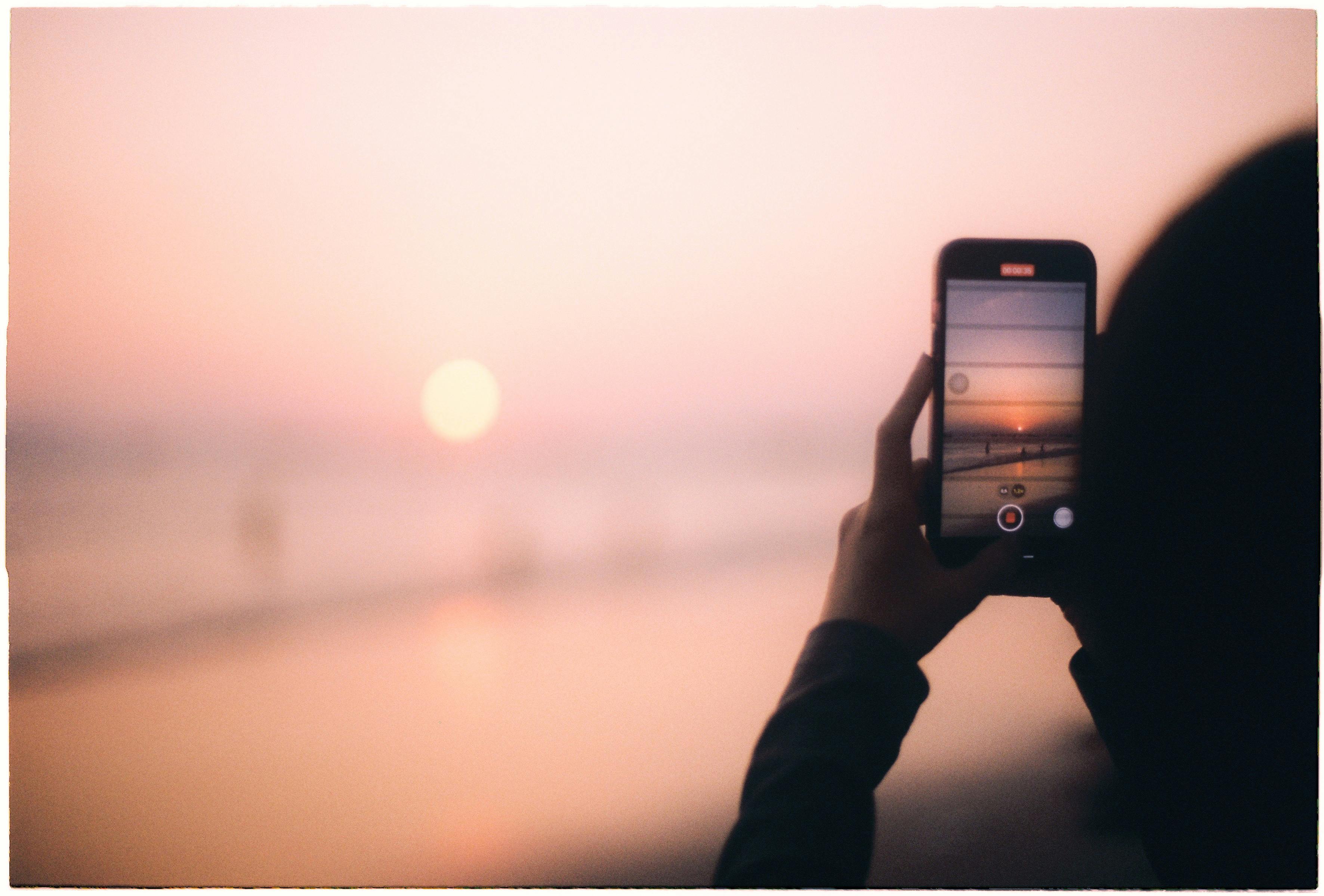 lifestyle hours digital minimalism — Photo by kittbui on Pexels