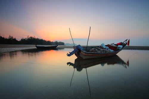 Δωρεάν στοκ φωτογραφιών με αλιευτικό σκάφος, αντανακλάσεις, αυγή