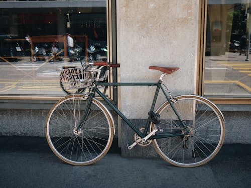 Kostenloses Stock Foto zu bürgersteig, entlangrollen, fahrrad