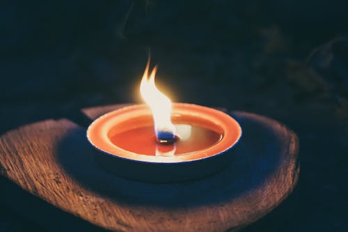 免费 木制平台上的蜡烛 素材图片